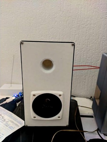 small bass reflex desktop speaker (8cm driver)  by jojolll