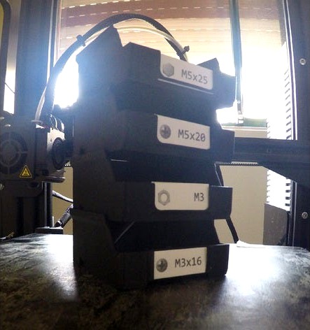 Stackable Screw Box (fixed label holder) by MikeyPugz