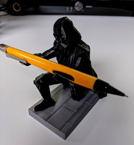 LowPoly Darth Vader Pen Holder separate base by tracy216