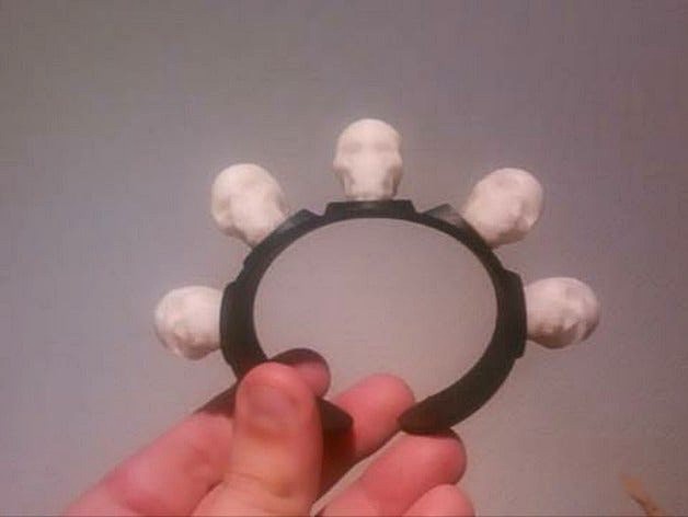Skull bracelet by Ihmevekotin