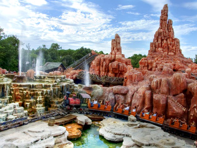 Big Thunder Mountain at Disneyland Paris by elisfkc