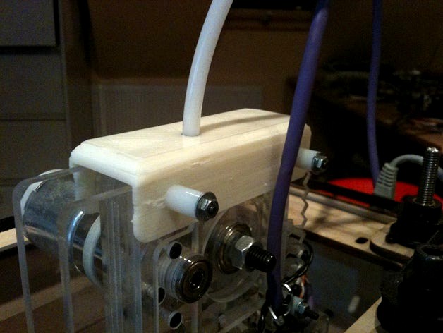 Makerbot Cupcake Bowden cable adapter by michthom