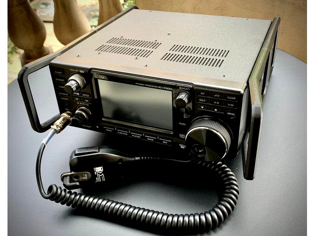 Icom IC-7300 side rails by IU1OPK