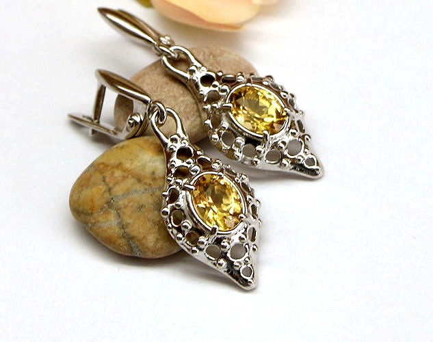 Dangle earrings with openwork pattern | 3D