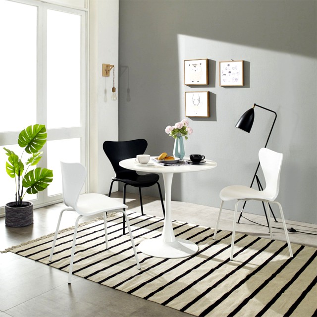 Flowing round table