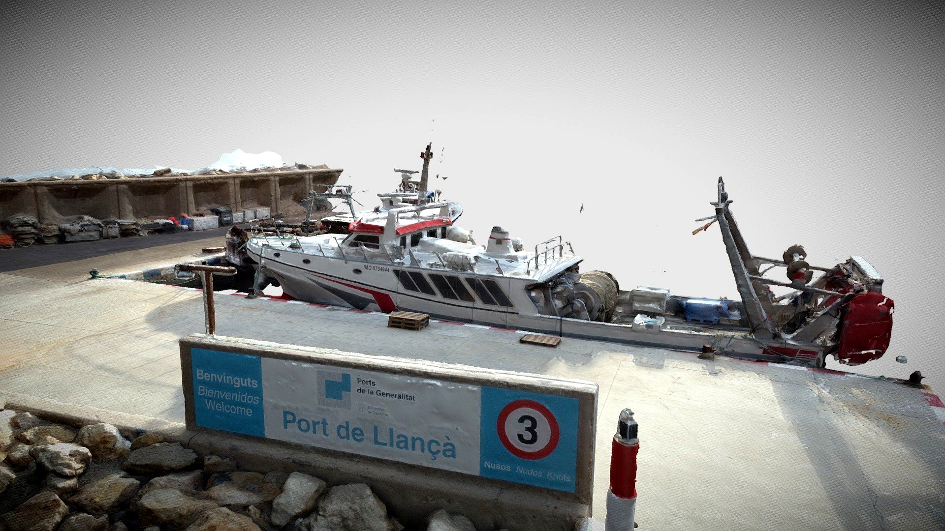 Bateau de peche dans le port de LLanca