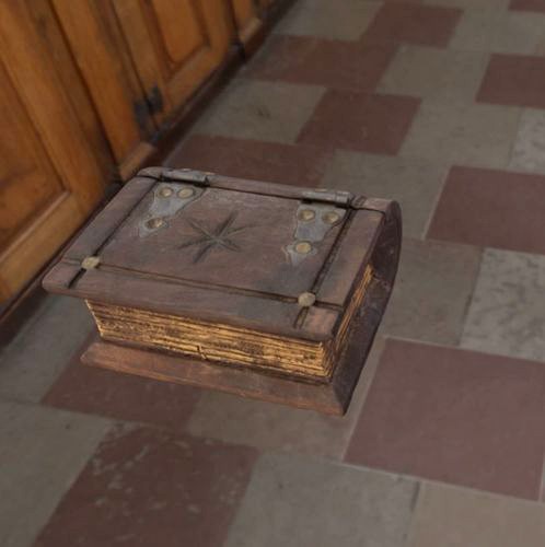 Old wood-Book Chest