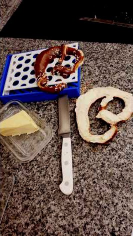 Brezenschneider / Butterbreze / Pretzel cutting guide