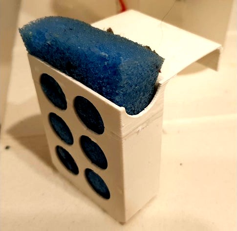 Kitchen sponge drainer