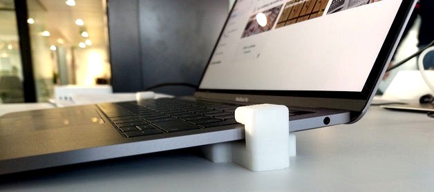 MacBook Pro 13 2019 Dock / Support