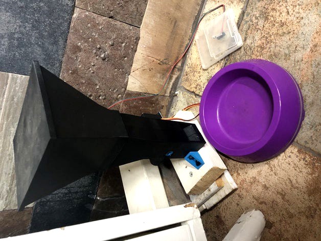 Automatic pet feeder powered by an ESP8266 and a servo