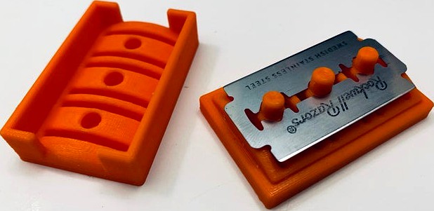 Razor Blade Case for Safe Storage and Air Drying