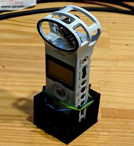 Zoom H1 vertical table stand w/ shock mount