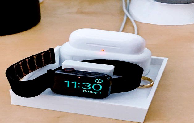 Airpods Pro and Apple Watch Charging Dock.