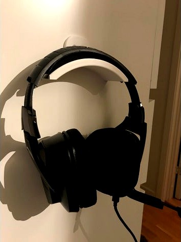 Wallmounted headphone hanger