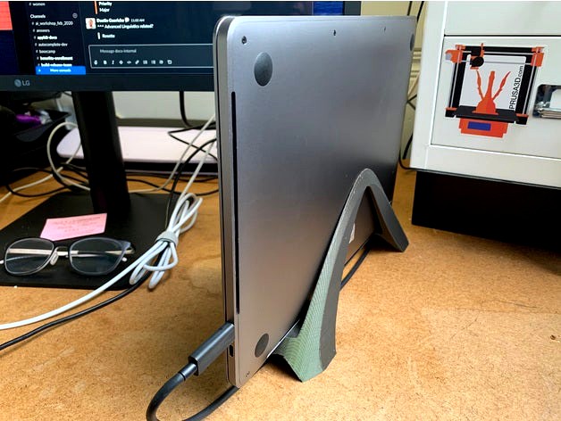Vertical laptop stand by laurel69