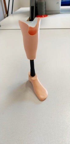 Lower limb prosthetic by Hatsyflatsy