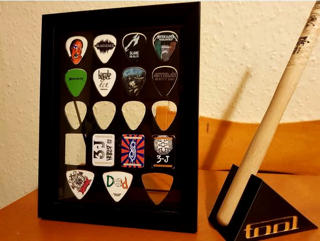 Two-sided guitar picks display for Amazon Basics frame by mareswar