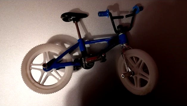 Wheel and handlebar grip for miniature BMX / Roue et poignée de guidon pour BMX miniature by Armand_D