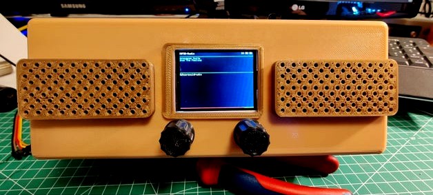 Case for ESP32 radio by Arminth