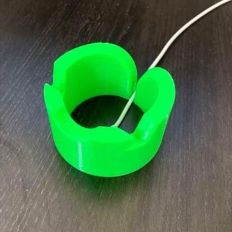 Cord-friendly Phone Stand - Easy Print by bitwit