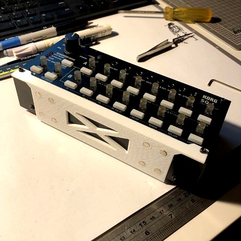 Korg SQ-1 Magnetic Bracket (rackbrute) by van_hands