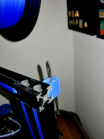 Support of pointed forceps by diablodias