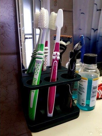 toothbrush and shaver stand by cnschu