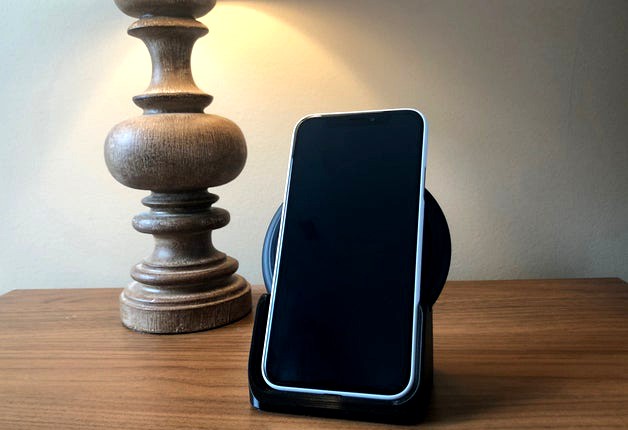 Vertical iPhone X Stand/Dock for the Mophie Qi Charge Pad by brdrck