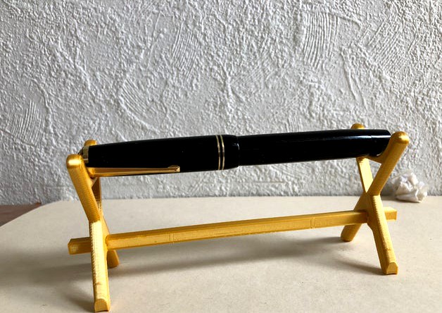 Fountain pen holder by EWolfyDK