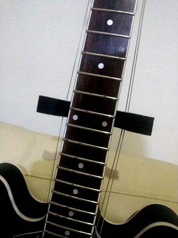 Guitar Strings Spreader by neurotik