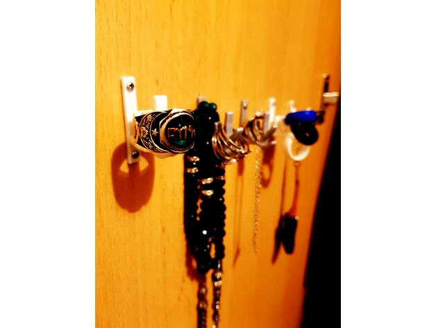 Accessories and Jewelery Hanger by GildorCarnesir