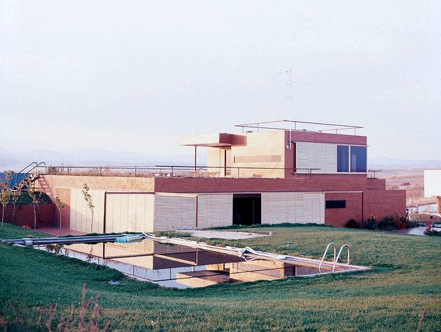 Casa Guzmán. Algete, Madrid, 1972. Por Alejandro De la Sota. by joseariel