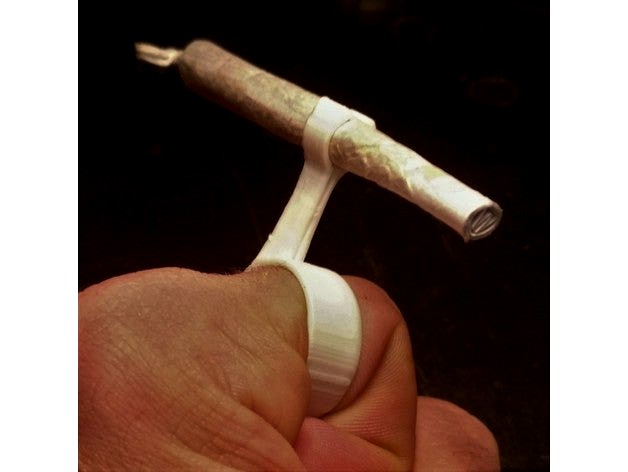 light and practical cigarette ring by tomdavid