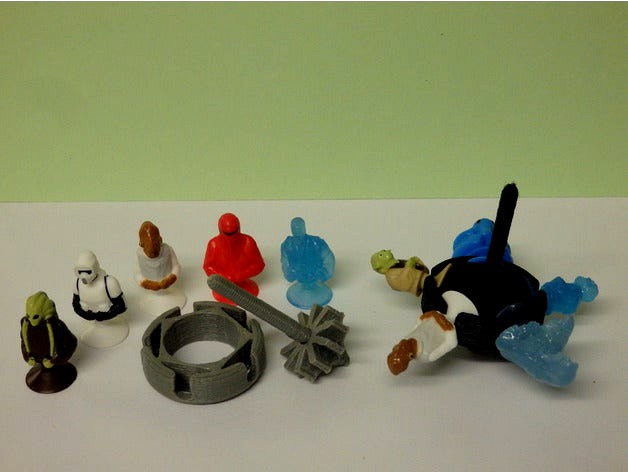 Spinning top for figurine has suction cup / Toupie pour figurine a ventouse by boxplyer