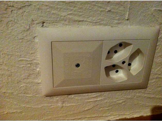 cache électrique pour emplacement inutilisé by schmurtz