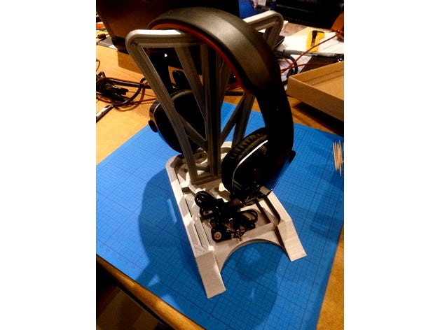 Headphone Stand by linuxpenguin