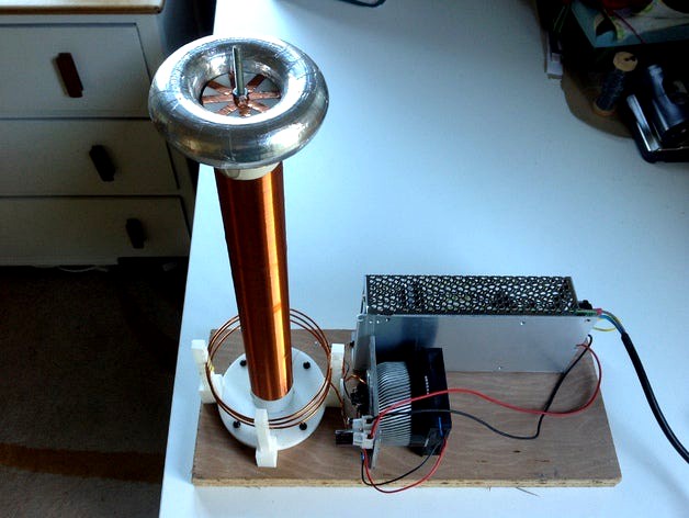 Tesla coil using simple Slayer exciter  by Lodestone
