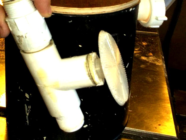 Drain with 1/2in pipe threads. by TheHeadlessSourceMan