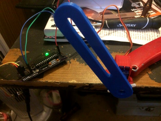 Arduino filastruder filiment guide with servo mount by stefi01