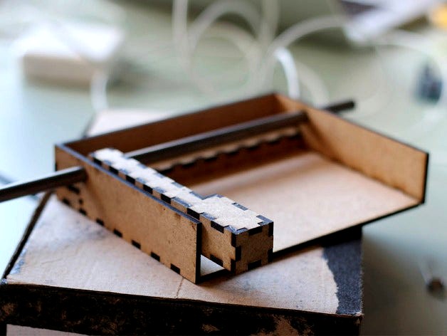 One octave keyboard with simple rack by LUFTENSHELTE