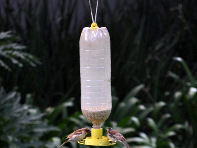 Bird Feeder (with soda bottle thread) by gavinkennedy