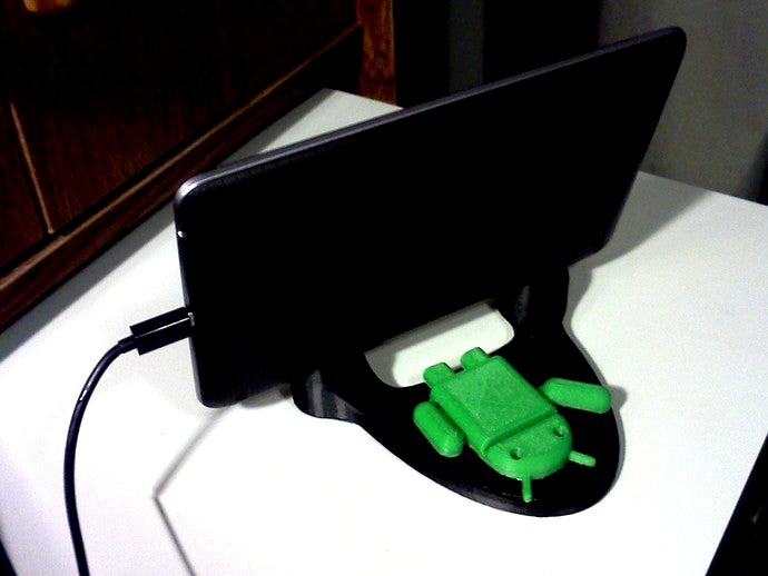 Nexus 7 Stand with Android by bobamason