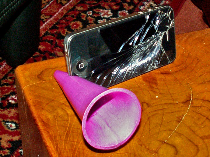 Yet another iPhone 4 Stand with sound amplificator by spooner2011