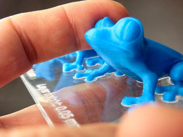 MakerBot Replicator 2 - PLA blue frogs - Layer thickness comparison plate by CreativeTools