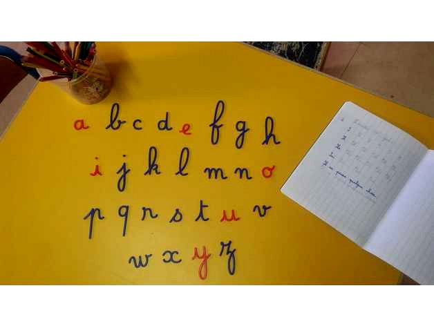Alphabet mobile de lettres cursives Montessori / Cursive Letter Moveable  by Benhouf