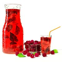 Cold raspberry lemonade