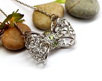Bow pendant 3D model with openwork pattern and 3 small stones | 3D