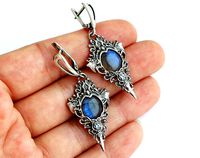 Dangle earrings in a vintage or fantasy style | 3D