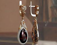 Classic earring with pear garnet and diamonds | 3D